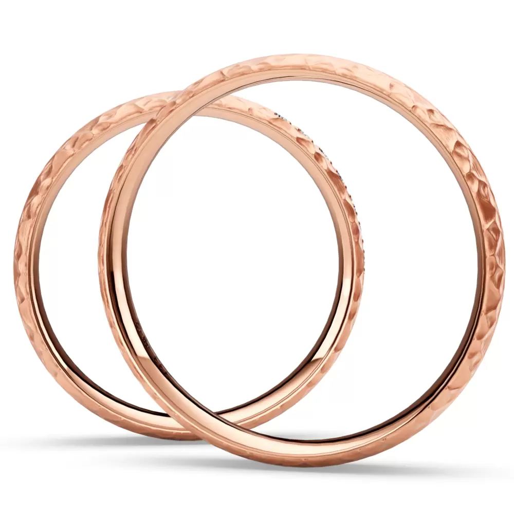 Rotgold Eheringe mit Hammerschlag und 7 Labor-Diamanten von hinten