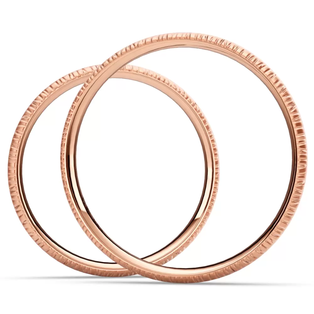 Schmale Rotgold Eheringe mit Rillen-Struktur und 9 Labor-Diamanten von hinten