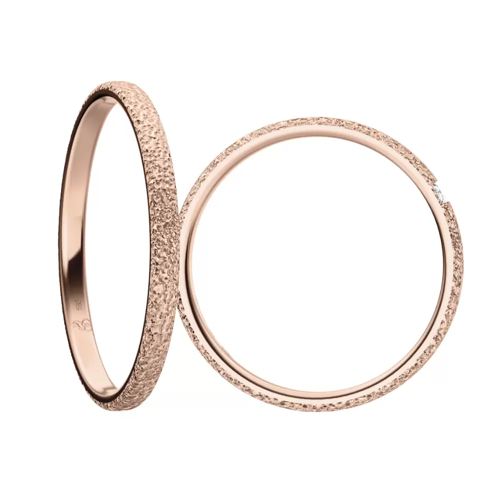 Eheringe aus Roségold mit Oberflächenstrukturierung und 0,02 Karat Diamanten von hinten