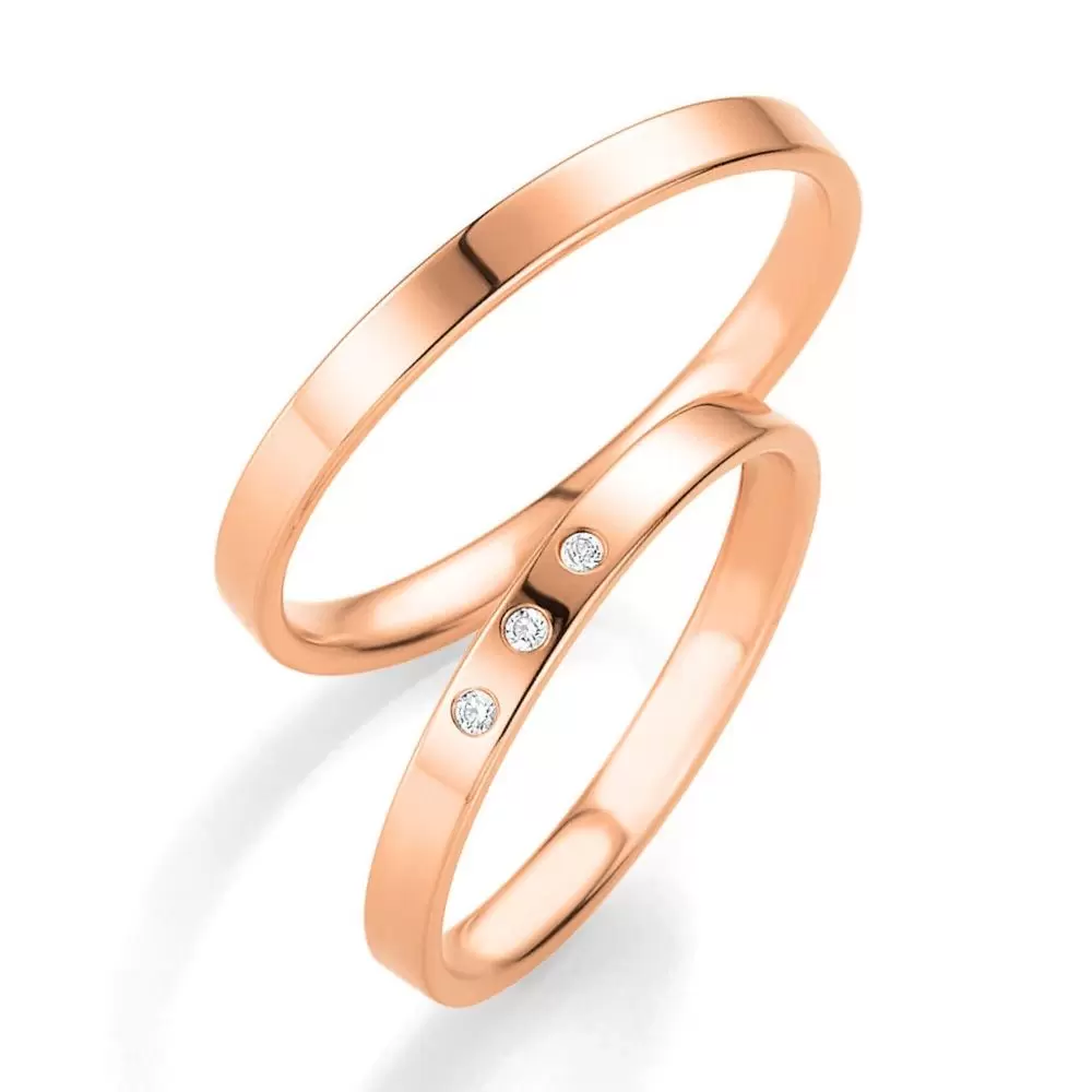 Schmale Eheringe aus Rotgold mit 3 Diamanten und Polierung