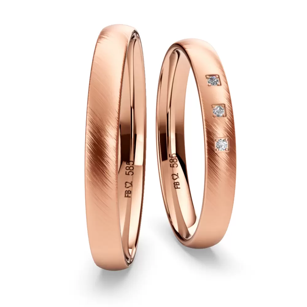 Rotgold Eheringe mit drei Diamanten in quadratischer Umrandung und Quermattierung