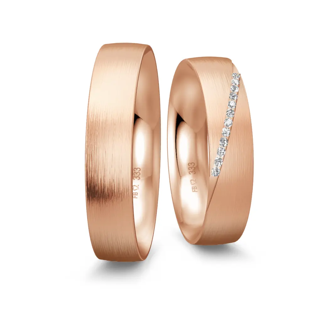 Längsmattierte mittelbreite Rotgold Eheringe mit 10 Diamanten in Rille