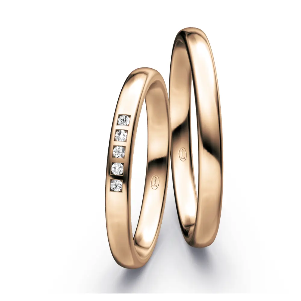 Rotgold Eheringe mit 5 weißen Diamanten in polierter Oberfläche