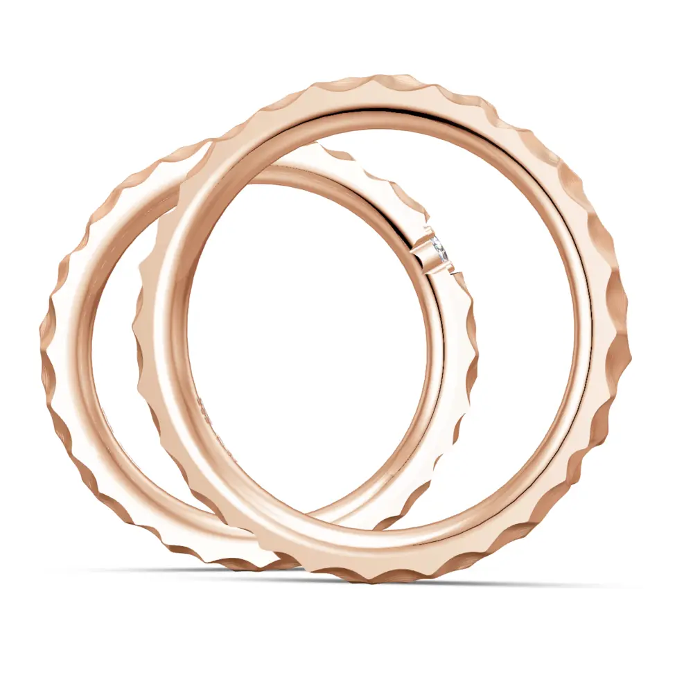 Gehämmerte Rotgold Eheringe mit 0,09 Karat Diamanten seitlich