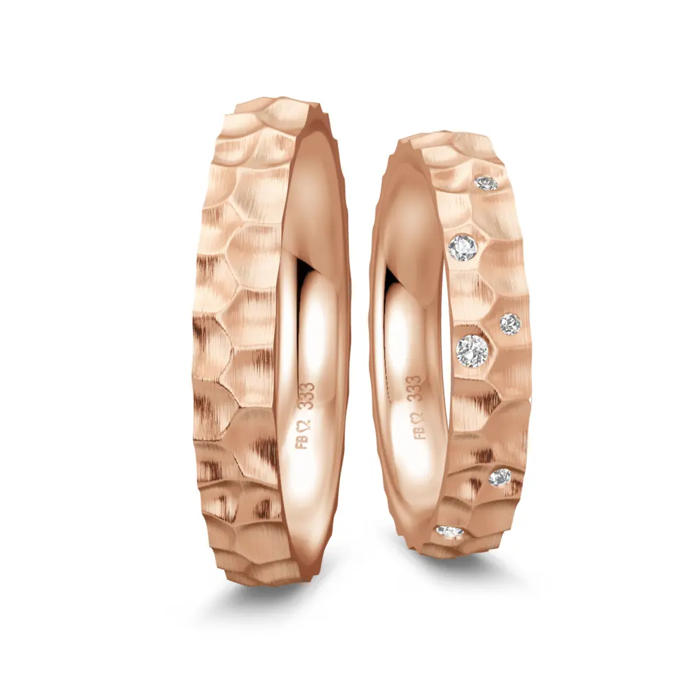 Gehämmerte Rotgold Eheringe mit 7 Diamanten als Sternenhimmel