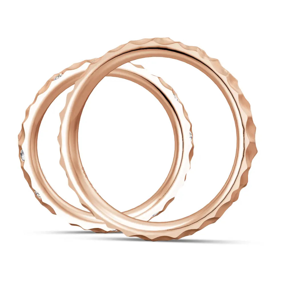 Gehämmerte Rotgold Eheringe mit 7 Diamanten als Sternenhimmel seitlich