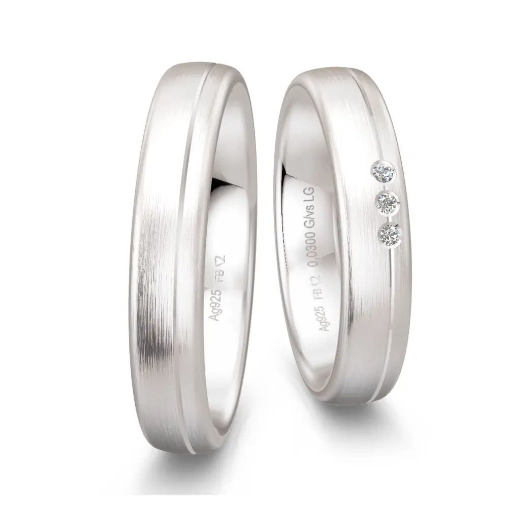 Trauringe aus mattem Silber mit 3 Labor Diamanten in schmaler Rille