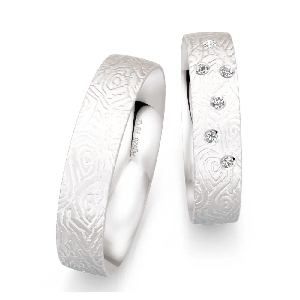 Eheringe aus Silber mit Sternenhimmel Diamanten und gemaserter Oberfläche