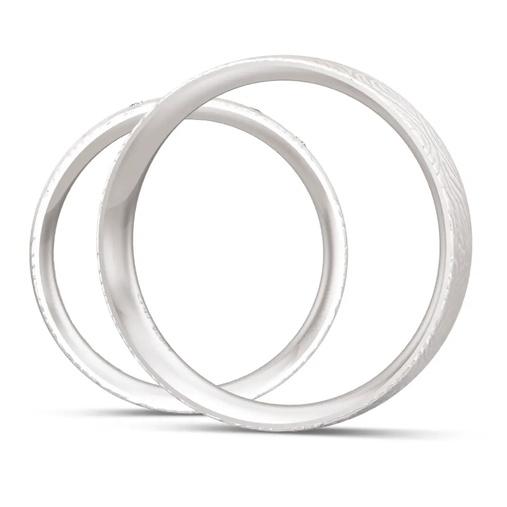 Eheringe aus Silber mit Sternenhimmel Diamanten und gemaserter Oberfläche seitlich