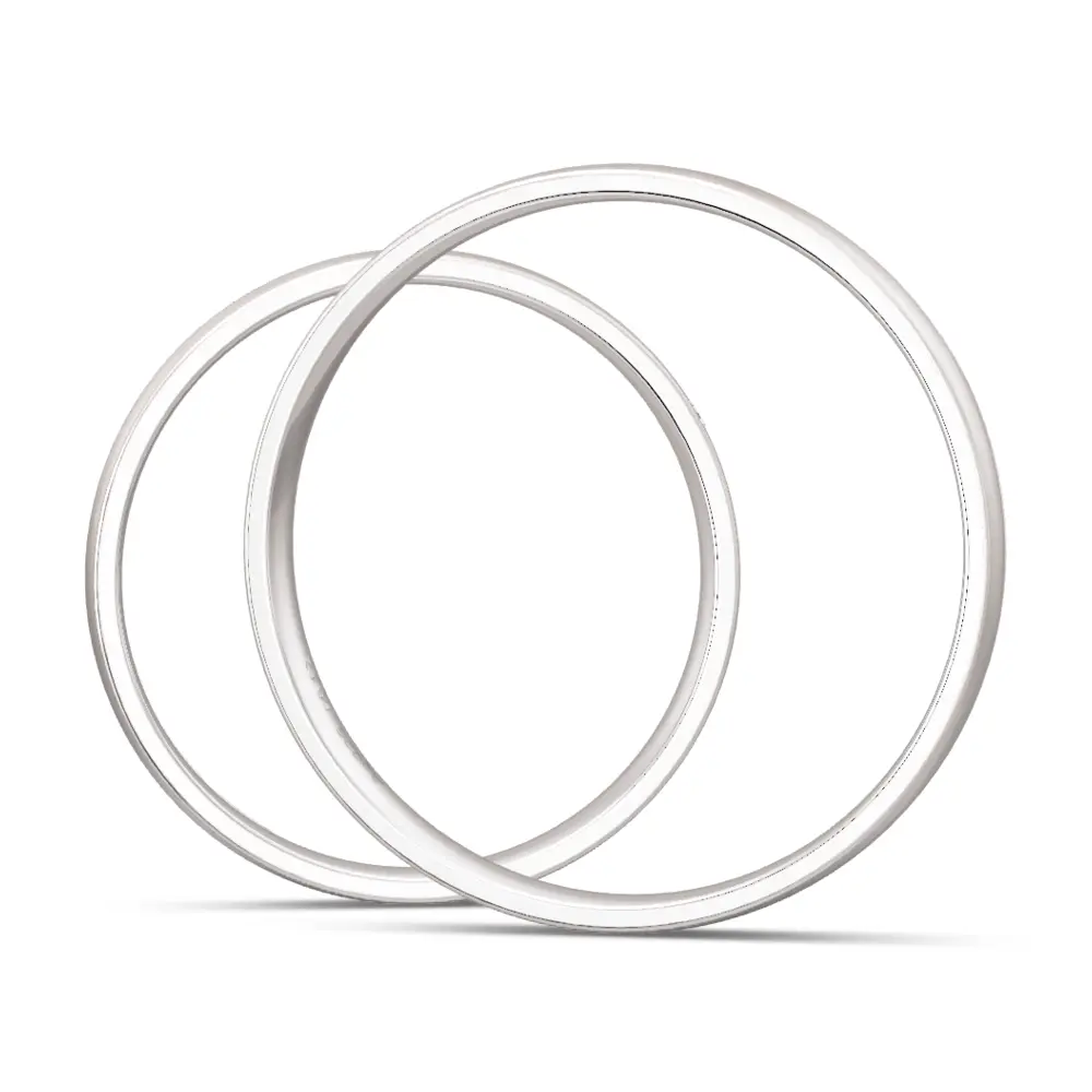 Schmale 925er Silber Trauringe mit Rille und Labor Diamant seitlich