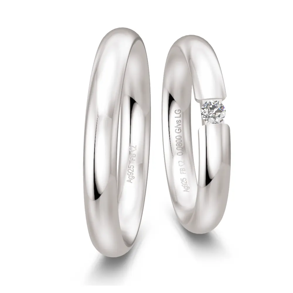 Eheringe aus Silber in gerundeter Form mit großem Labor Diamanten
