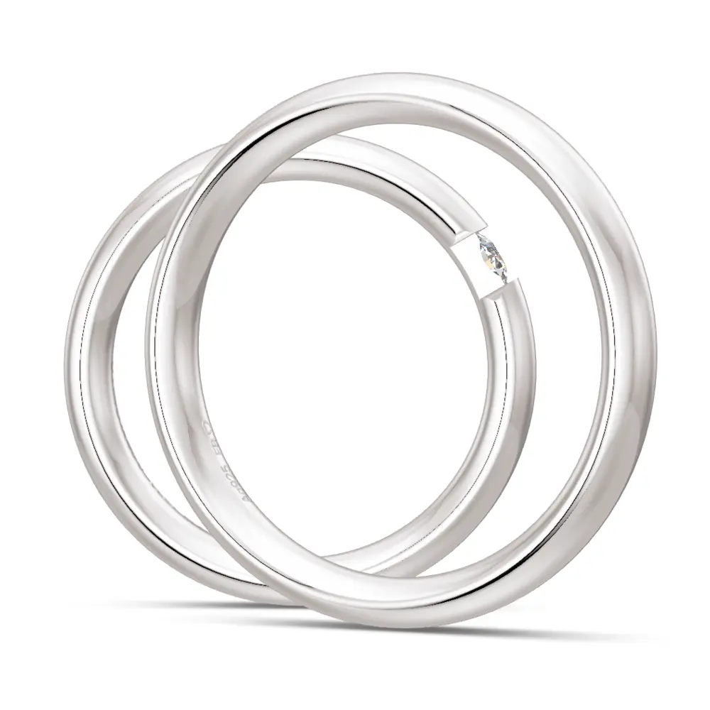 Eheringe aus Silber in gerundeter Form mit großem Labor Diamanten seitlich