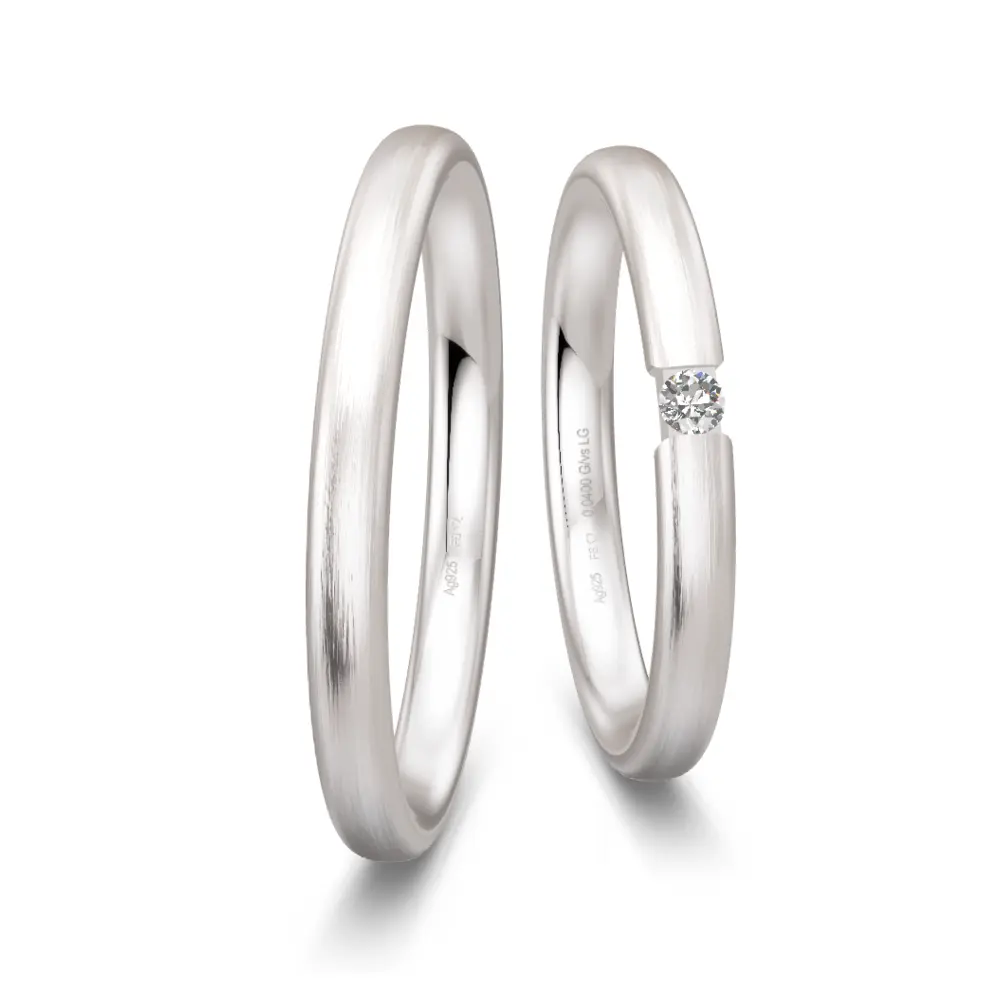 Eheringe aus Silber mit Labor Diamanten und Längsmattierung