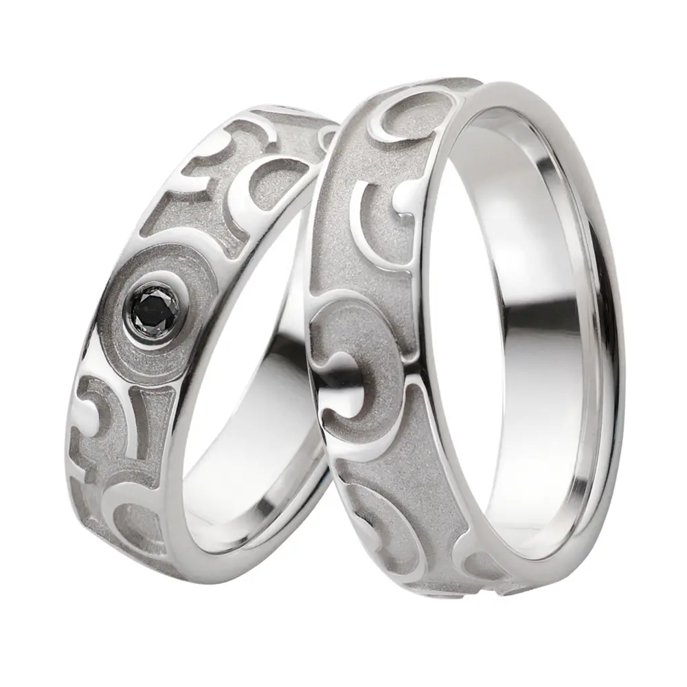 Eheringe aus rhodiniertem Silber 925 in poliertem Muster mit schwarzem Diamanten