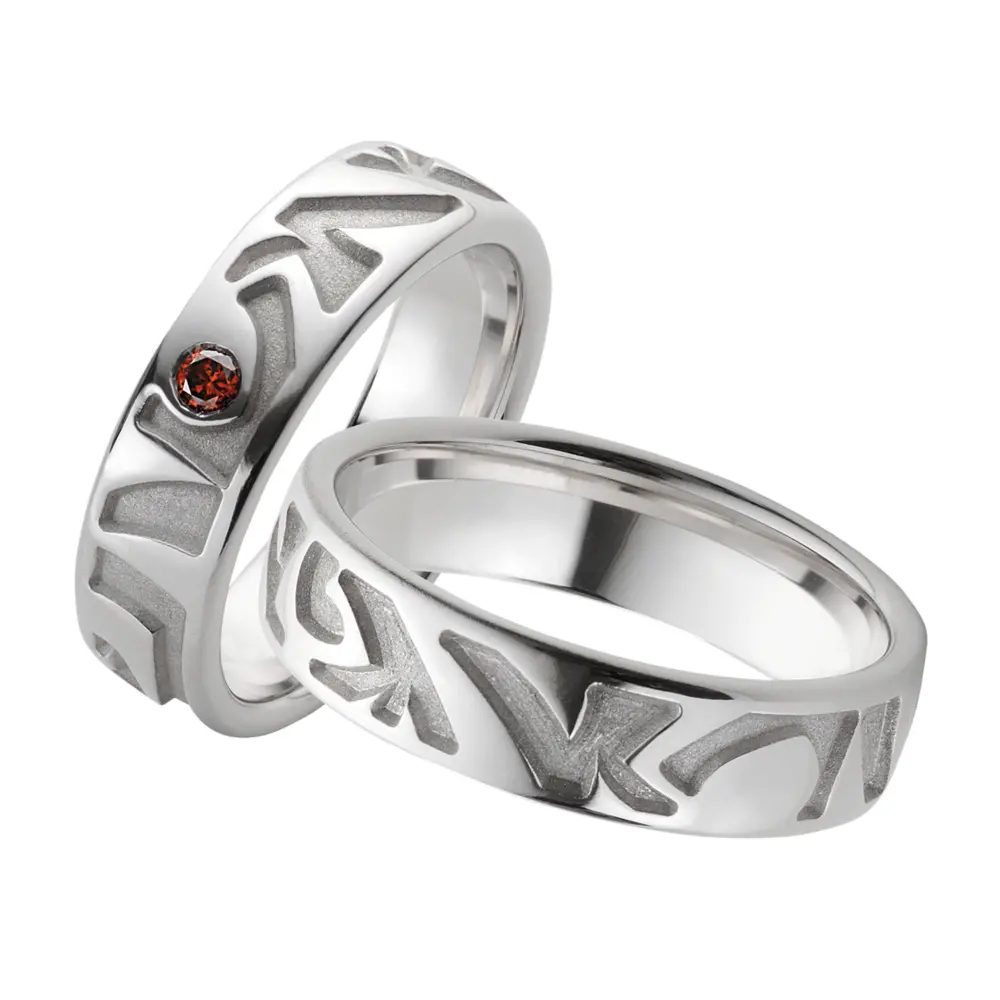 Eheringe aus rhodiniertem Silber 925 in poliertem Muster mit rotem Diamanten