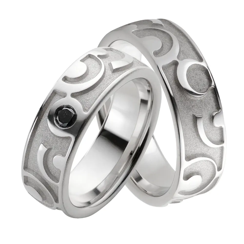 Eheringe aus rhodiniertem Silber 925 mit Strukturierung und schwarzem Diamanten