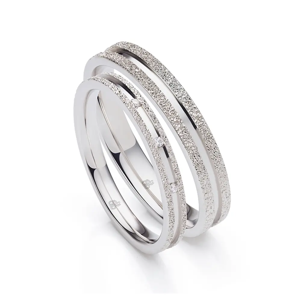 Eheringe aus rhodiniertem Silber 925 mit Zirkonia im Kanal und Strukturierung