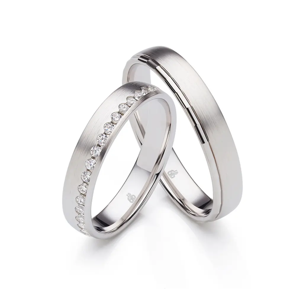 Mattierte Eheringe aus rhodiniertem Silber 925 mit Band aus Zirkonia