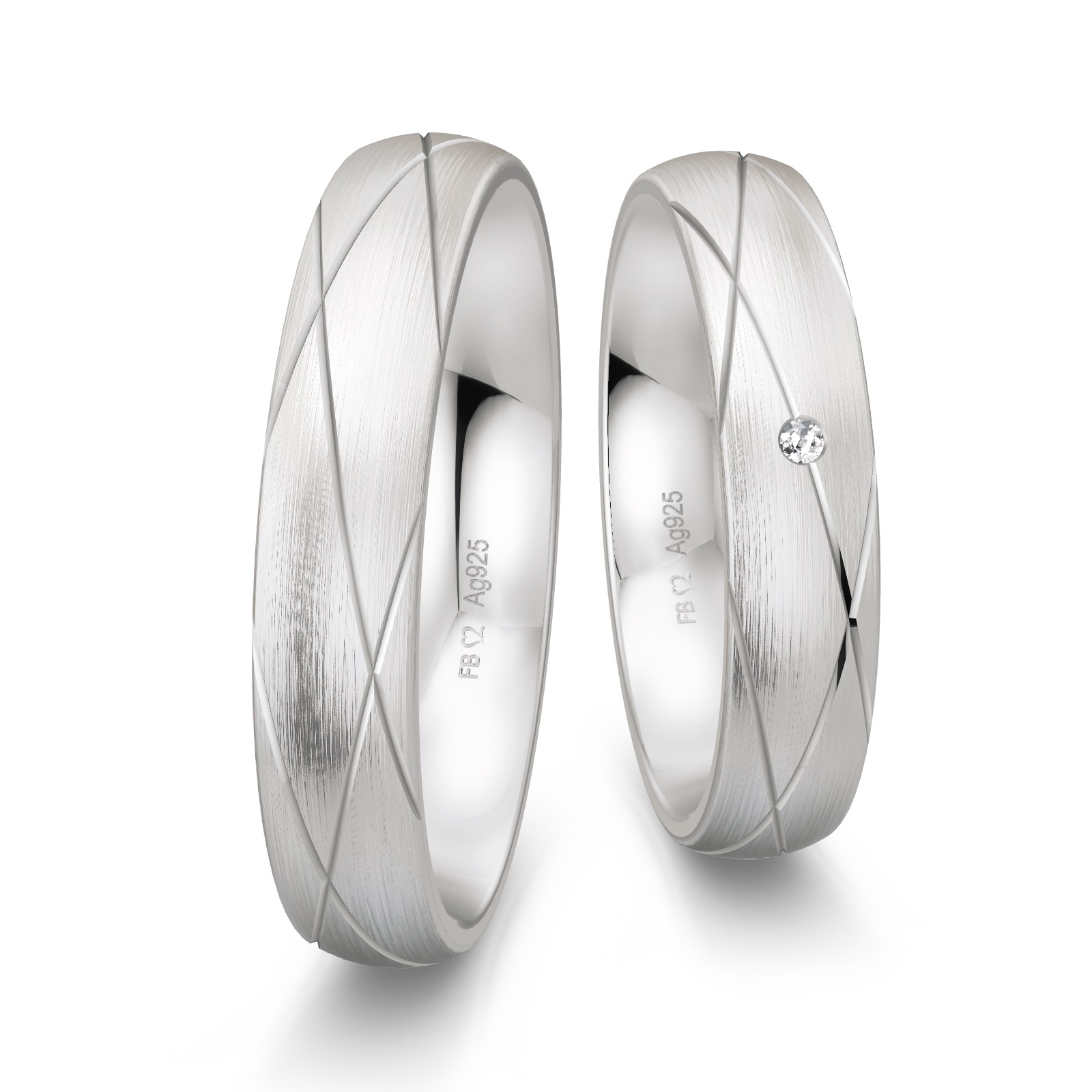 Eheringe aus Silber 925 platiniert mit kreuzverlaufenden Rillen und Diamanten