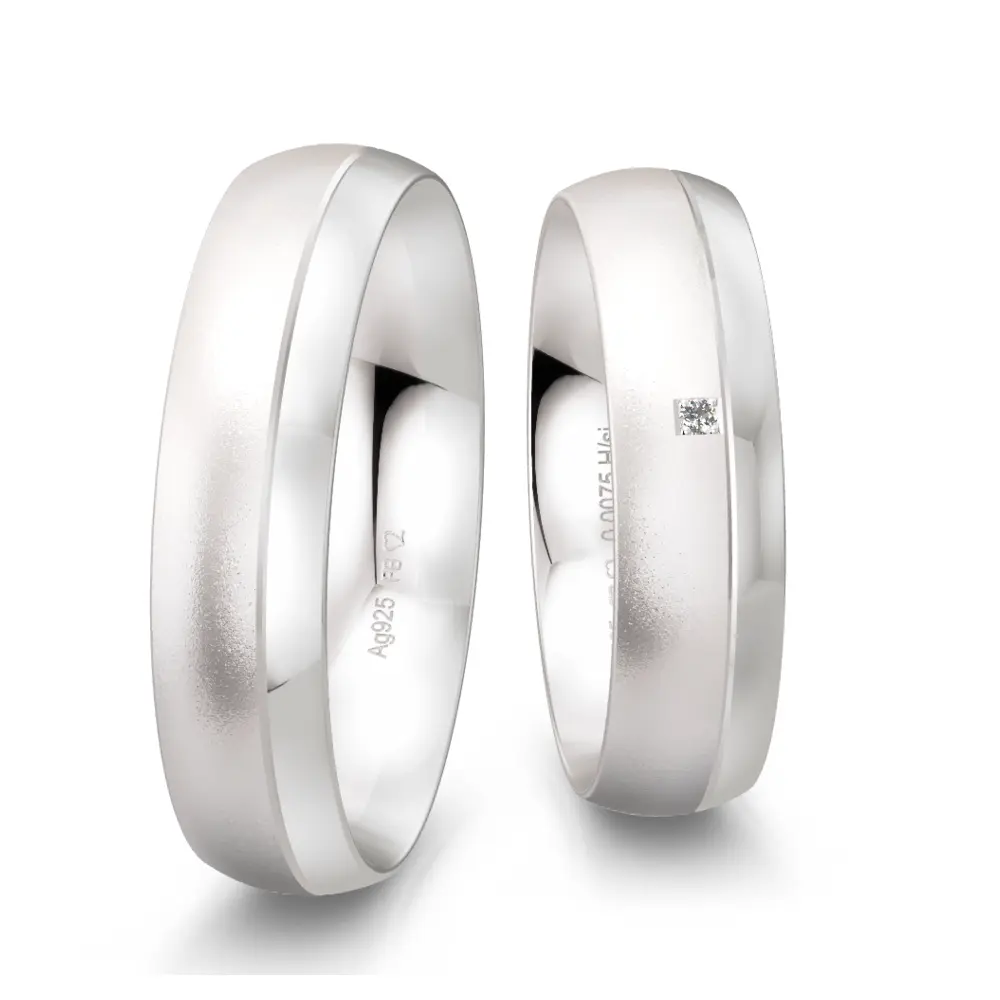 Gerundete sandmatte Trauringe aus Silber 925 mit Labor Diamanten