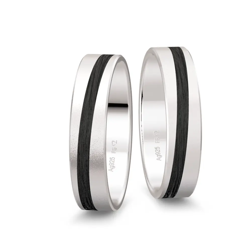 Sandmattierte 925er Trauringe mit geschwungenem Streifen aus Carbon
