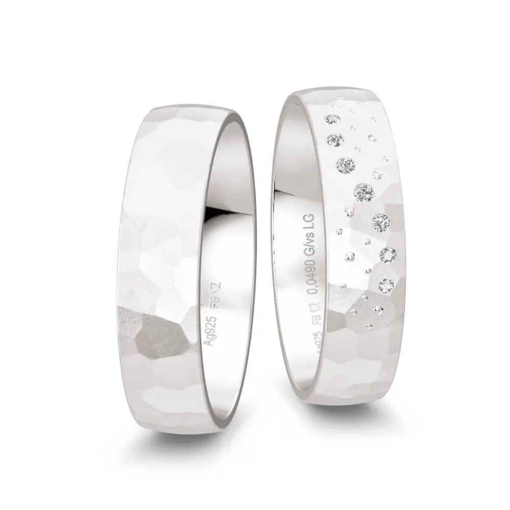 Subtil gehämmerte 925er Silber Trauringe mit Labor-Diamanten als Sternenhimmel