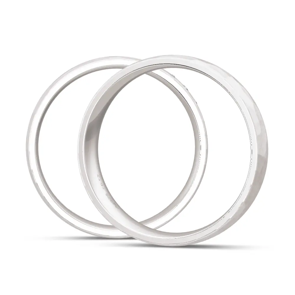 Subtil gehämmerte 925er Silber Trauringe mit Labor-Diamanten als Sternenhimmel seitlich