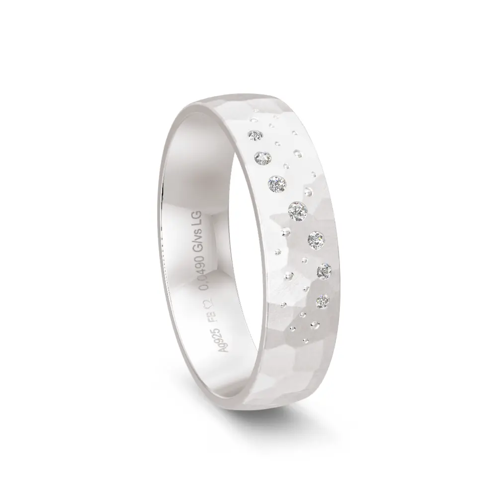 Subtil gehämmerter 925er Silber Trauring mit Labor-Diamanten als Sternenhimmel