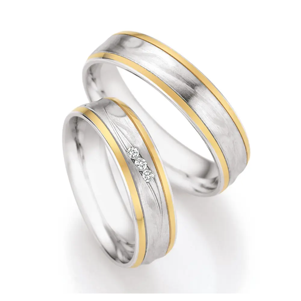 Polierte strukturierte Silber Trauringe mit Goldstreifen und integrierten Diamanten