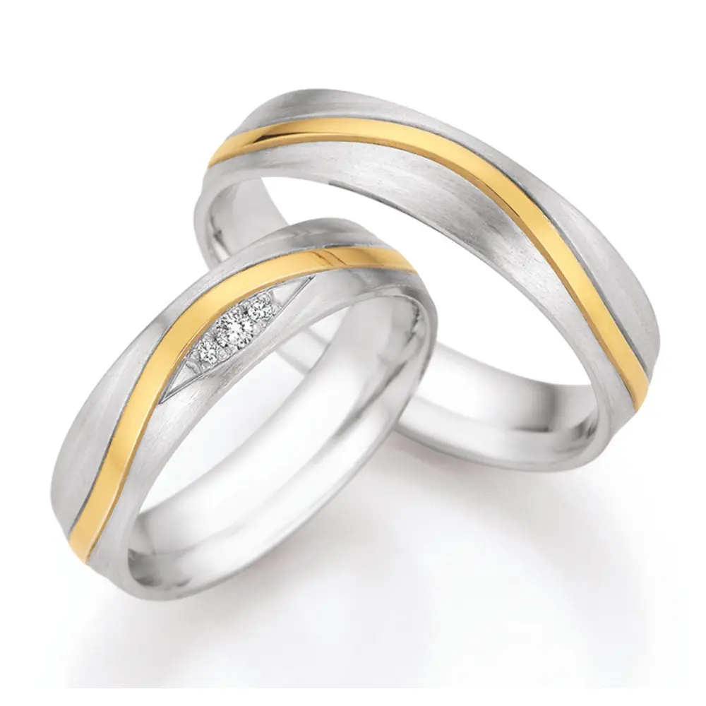 Silber Trauringe mit geschwungenem Goldstreifen und drei Diamanten