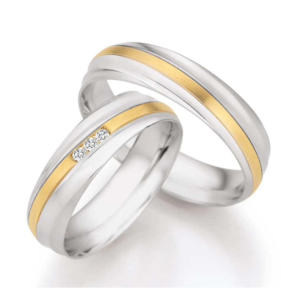 Polierte Silber Trauringe mit Goldstreifen und integrierten Diamanten