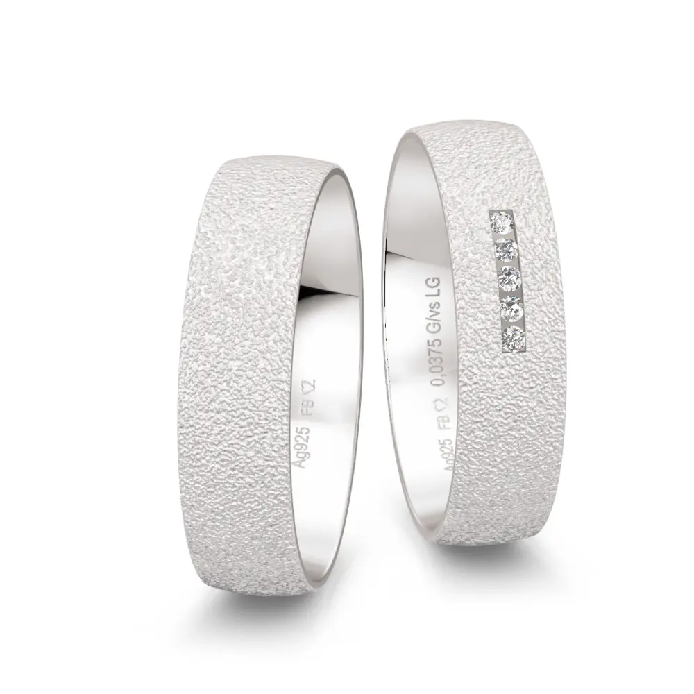 Matt strukturierte 925er Silber Trauringe mit 5 Labor-Diamanten in Kanalfassung