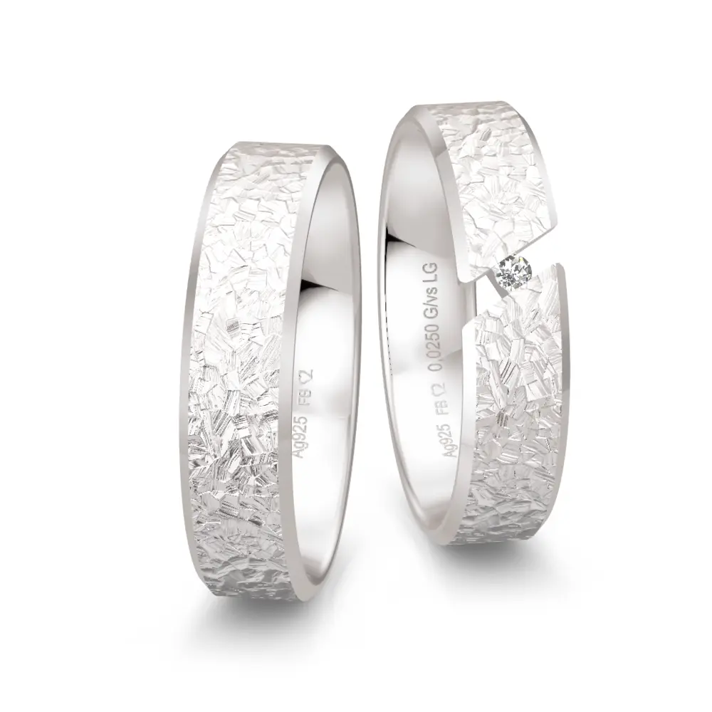 Oberflächenstrukturierte 925er Silber Trauringe mit Labor-Diamanten in Spann-Optik