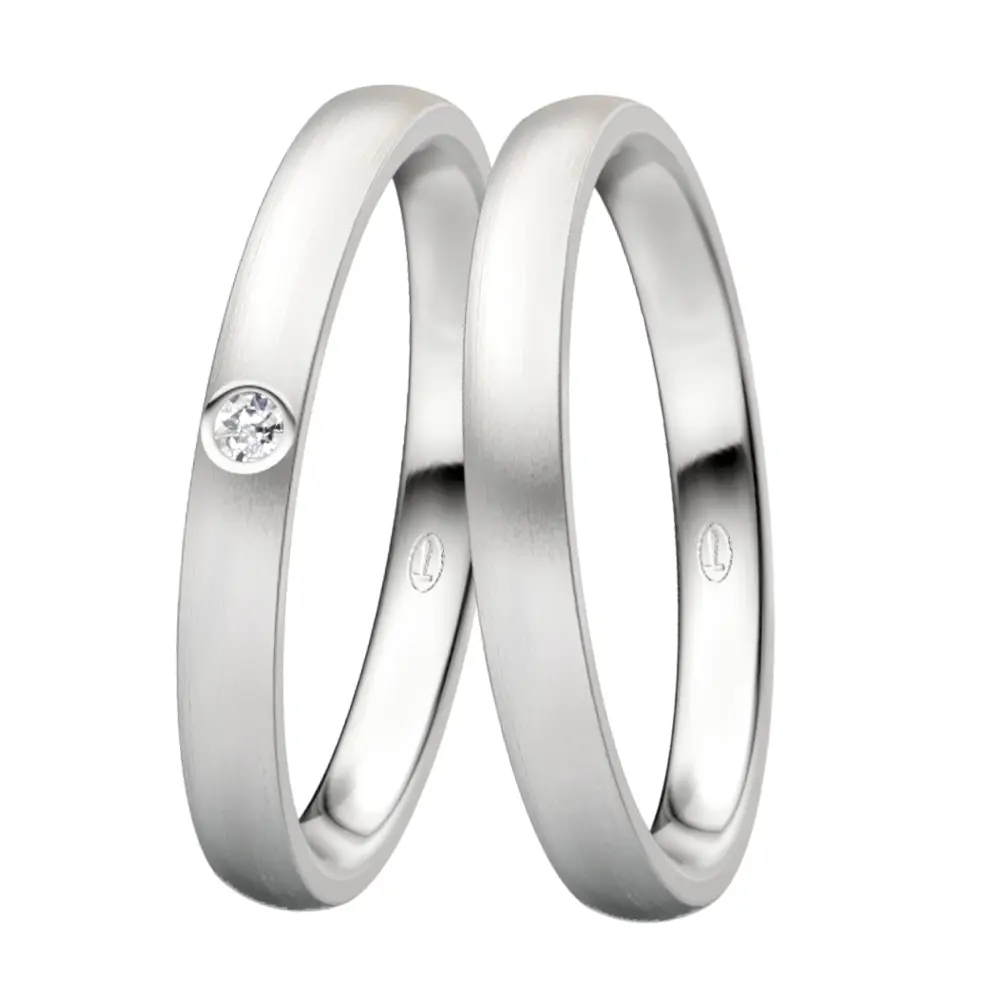 Längsmattierte Eheringe aus Silber 925 in 2,5 mm Breite mit Diamant