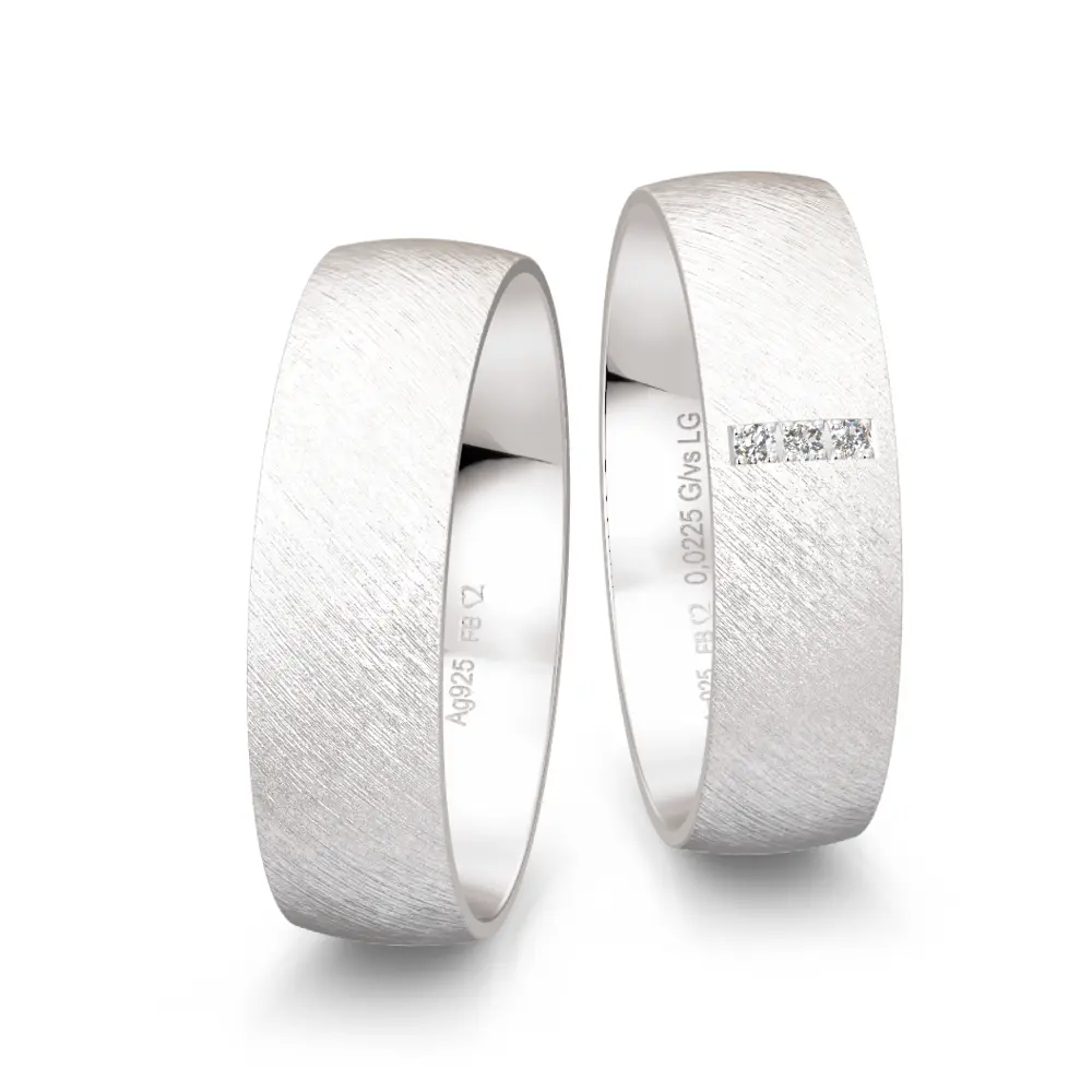 Breite 925er Silber Trauringe mit drei Labor-Diamanten und Quermattierung