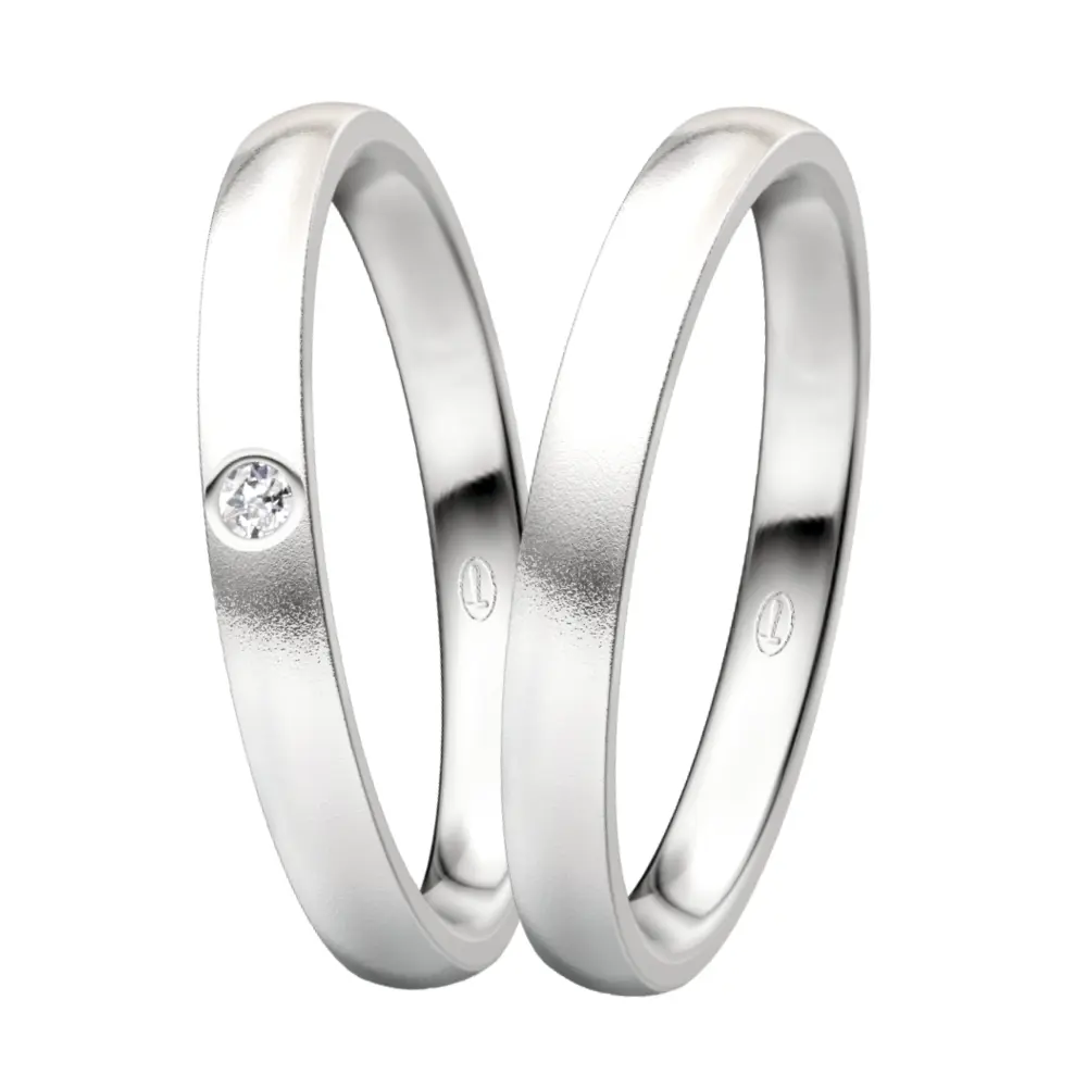 Sandmattierte Eheringe aus Silber 925 in 2,5 mm Breite mit Diamant