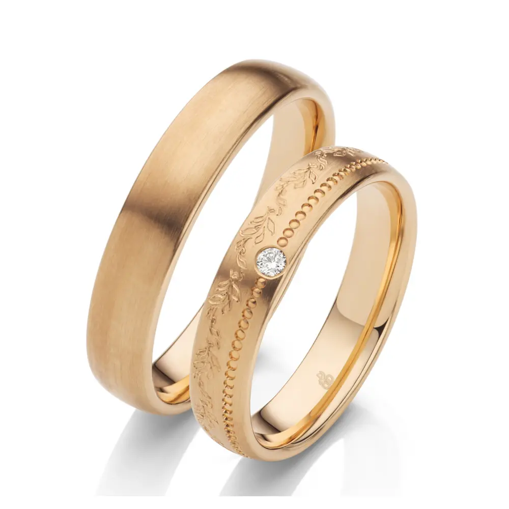 Matte Sommergold Eheringe mit Diamanten und blumigem Muster im Damenring