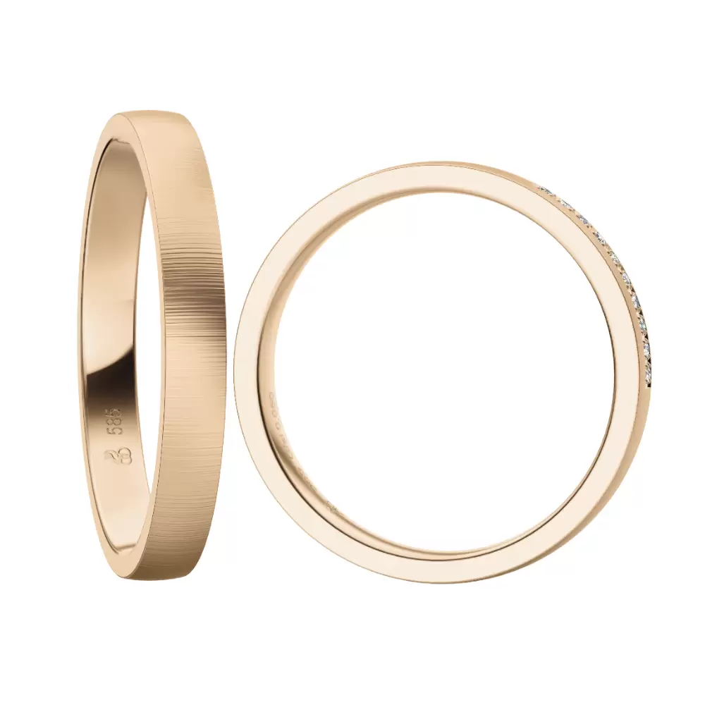 Außen flache Eheringe aus quermattem Sommergold mit Diamantenreihe von hinten