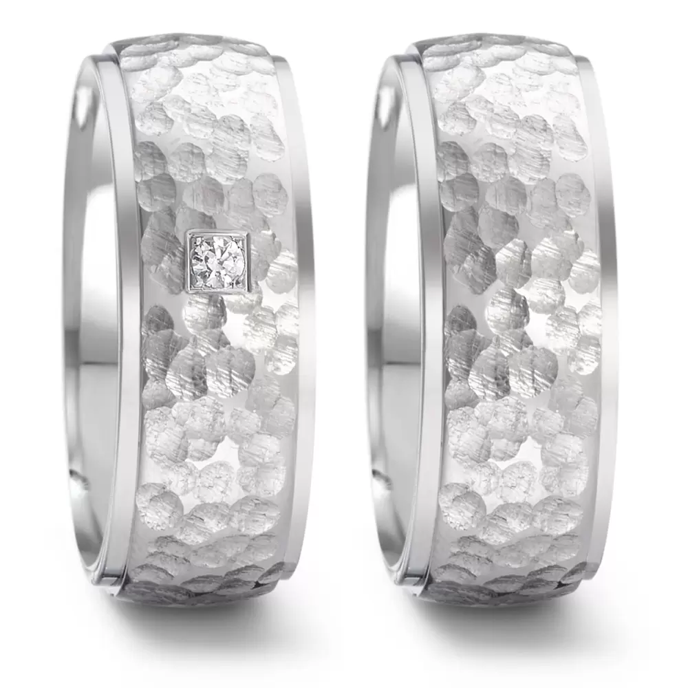 Strukturierte breite Eheringe aus Edelstahl mit Hammerschlag und Diamanten