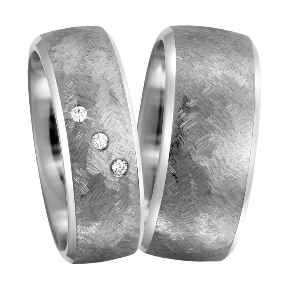 Eheringe aus Titan von Hand strukturiert mit Diamant in zwei Breiten