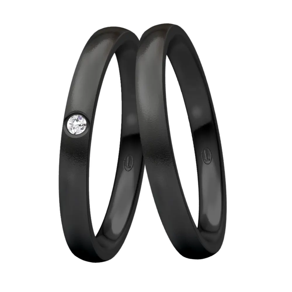 Trauringe aus schwarzem sandmattem Stahl mit weißen Diamanten