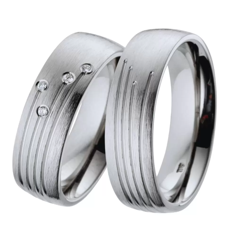 Mattierte Eheringe mit Linien-Muster mit 4 Diamanten