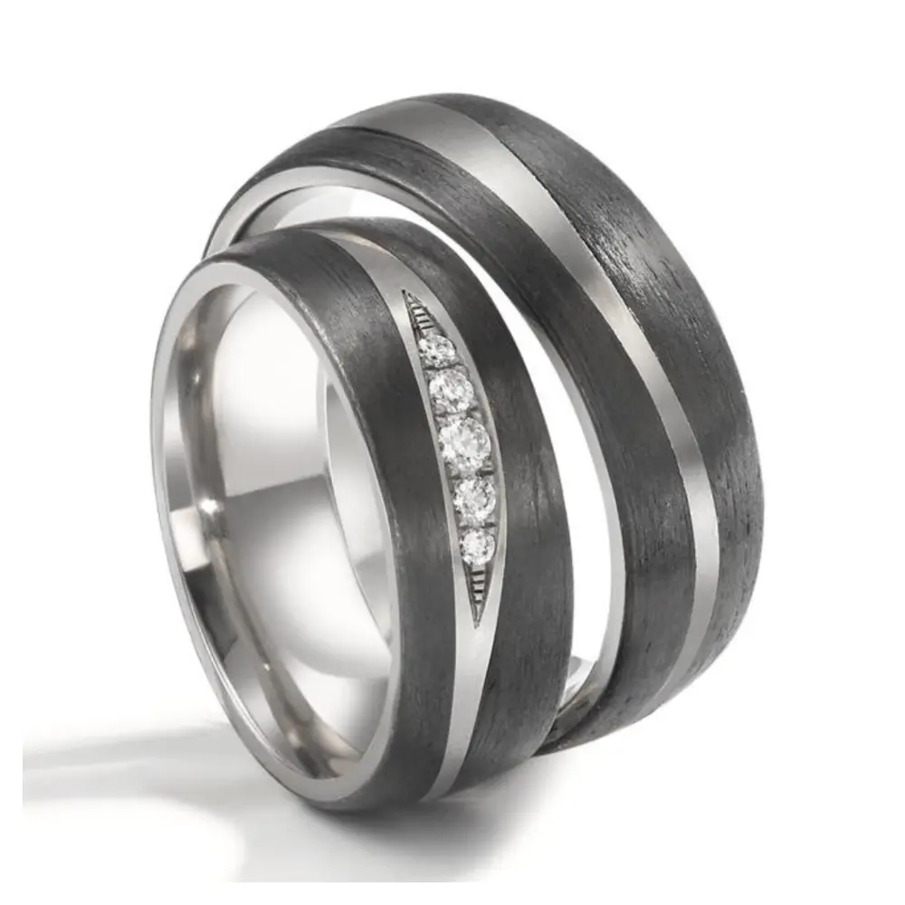 Titan Trauringe mit mehreren Diamanten und zwei Carbon Streifen