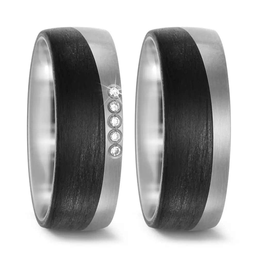 Titan Eheringe mit geschwungenem Carbonstreifen und 5 Diamanten von vorne