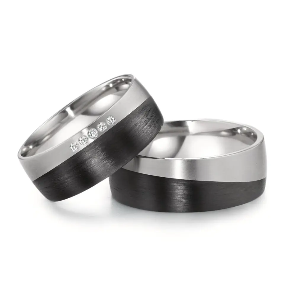 Titan Eheringe mit geschwungenem Carbonstreifen und 5 Diamanten