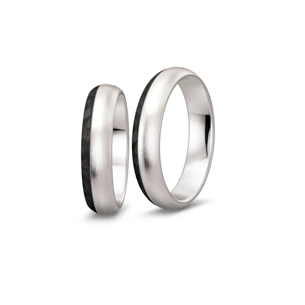 Eheringe aus Platin mit seitlichem Carbonstreifen und 20 Diamanten in Kanalfassung von hinten