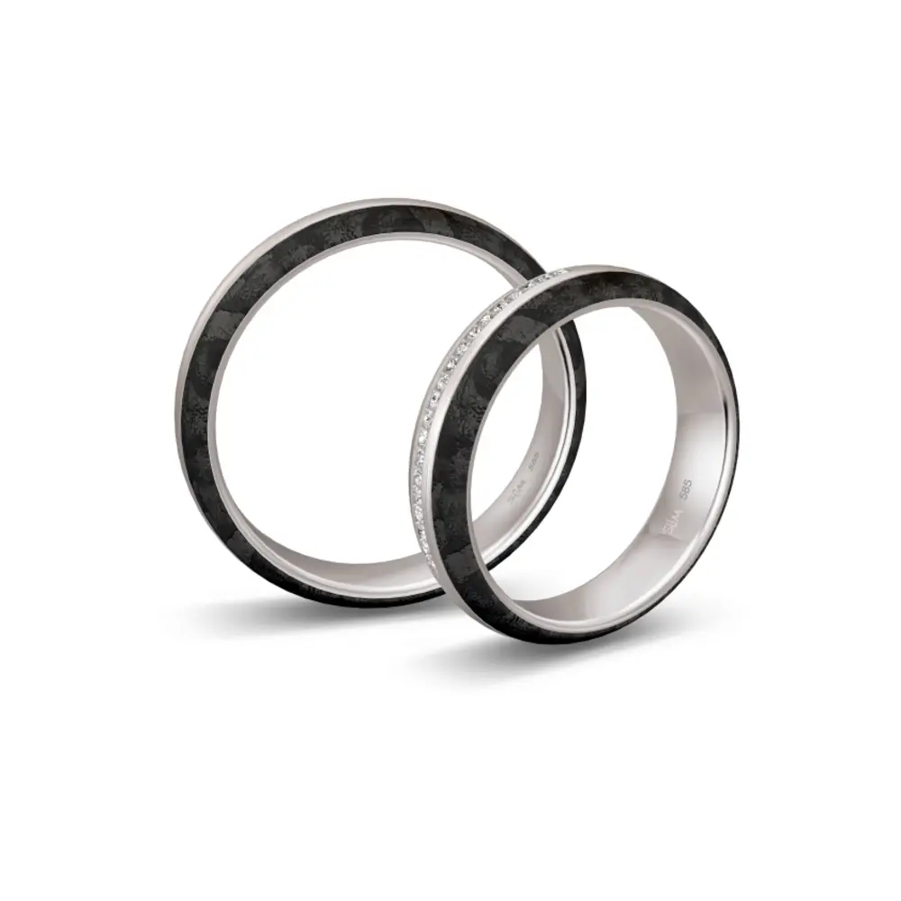 Eheringe aus Platin mit seitlichem Carbonstreifen und 20 Diamanten in Kanalfassung seitlich