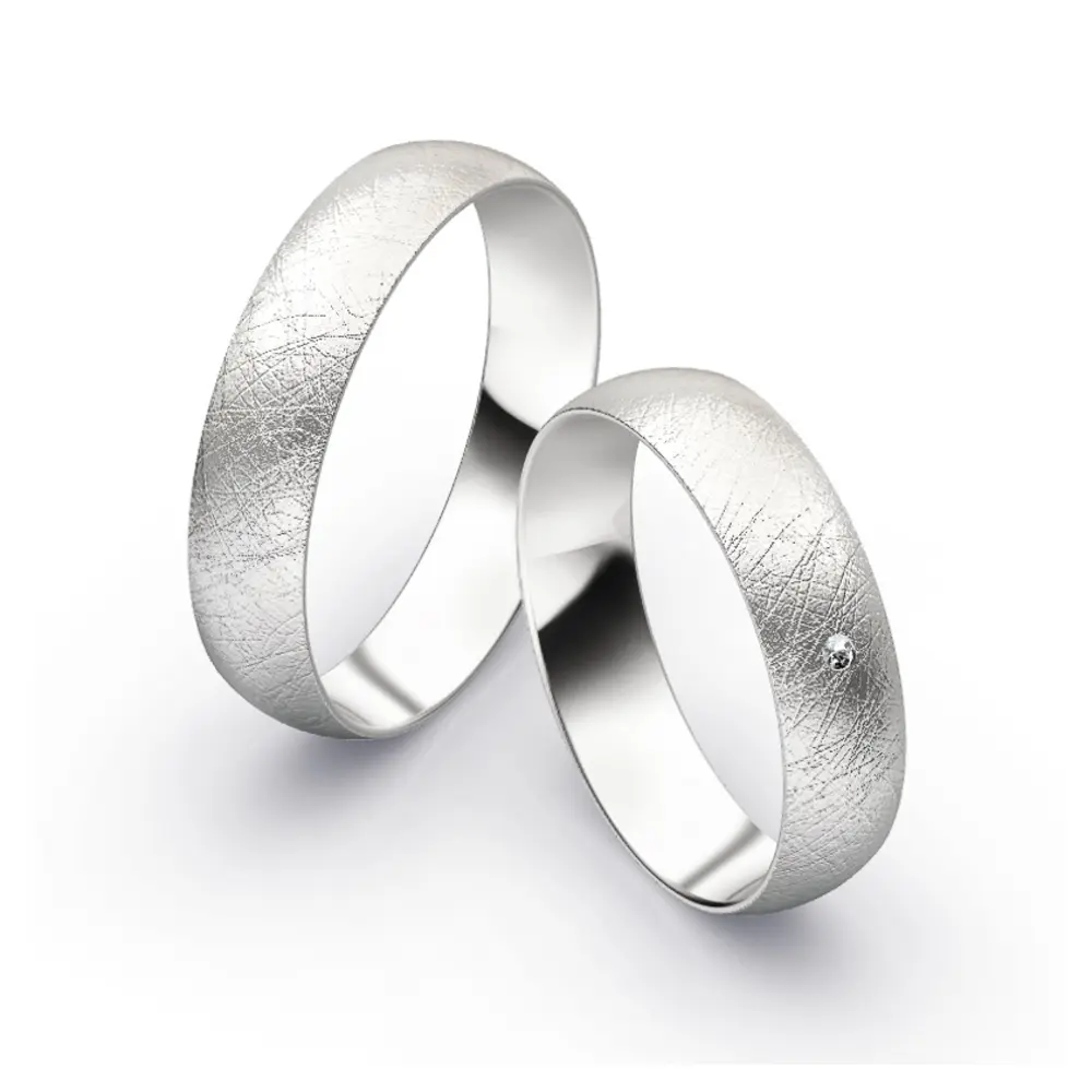  	Aufnahme von schlichten eismatten Trauringen aus Weissgold mit Diamant mit 5 mm Breite 