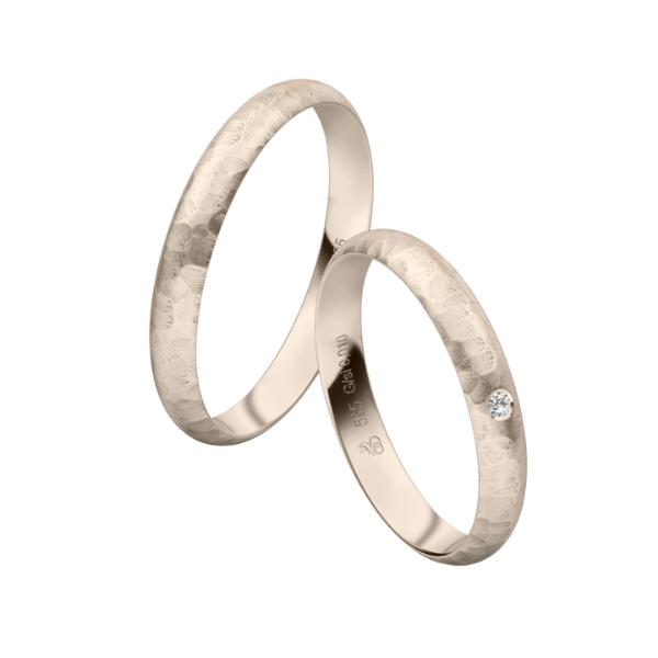 Eheringe aus gehämmertem Herbstgold mit Diamanten
