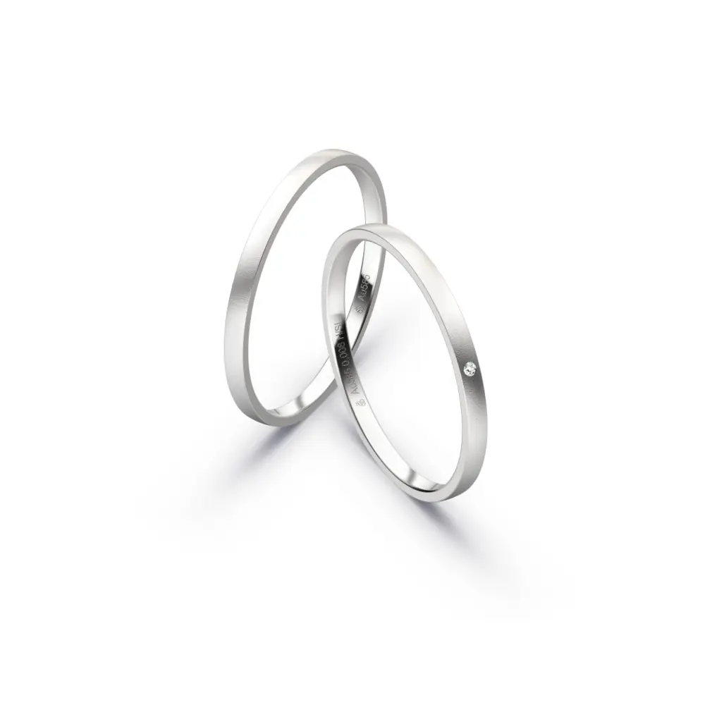 Aufnahme von schmalen Eheringen aus Weissgold in 1,5 mm Breite mit Diamant und Sandmattierung 